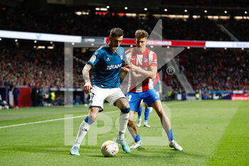 2022-04-02 - Joselu of Alaves and Marcos Llorente of Atletico de Madrid during the Spanish championship La Liga football match between Atletico de Madrid and Deportivo Alaves on april 2, 2022 at Wanda Metropolitano stadium in Madrid, Spain - ATLETICO DE MADRID VS DEPORTIVO ALAVES - SPANISH LA LIGA - SOCCER