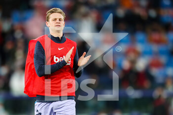 2022-04-10 - Frenkie de Jong of FC Barcelona warms up during the Spanich championship La Liga football match between Levante UD and FC Barcelona on April 10, 2022 at the Ciutat de Valencia Stadium in Valencia, Spain - LEVANTE UD VS FC BARCELONA - SPANISH LA LIGA - SOCCER