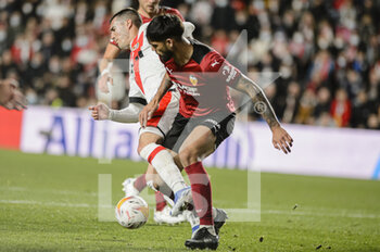2022-04-11 - 09.04.2022, Madrid, Spain. Sergi Guardiola of Rayo Vallecano (L) battles for the ball with Omar Alderete of Valencia CF (R) during the LaLiga Santander match between Rayo Vallecano and Valencia CF at Estadio de Vallecas on 11 April 2022 in Madrid Spain. - RAYO VALLECANO AND VALENCIA CF - SPANISH LA LIGA - SOCCER