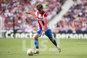 2022-04-17 - 17.04.2022, Madrid, Spain. Antoine Griezmann of Atletico de Madrid looks to pass the ball during the LaLiga Santander match between Club Atletico de Madrid and RCD Espanyol de Barcelona at Wanda Metropolitano on 17 April 2022 in Madrid, Spain. - CLUB ATLETICO DE MADRID VS RCD ESPANYOL DE BARCELONA - SPANISH LA LIGA - SOCCER