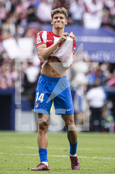 2022-04-17 - 17.04.2022, Madrid, Spain. Marcos Llorente  of Atletico de Madrid thanks supporters for standing during the LaLiga Santander match between Club Atletico de Madrid and RCD Espanyol de Barcelona at Wanda Metropolitano on 17 April 2022 in Madrid, Spain. - CLUB ATLETICO DE MADRID VS RCD ESPANYOL DE BARCELONA - SPANISH LA LIGA - SOCCER