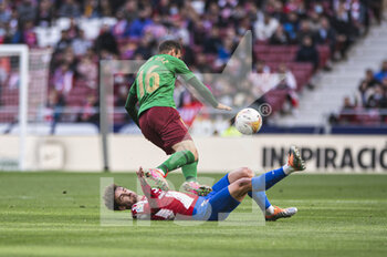 2022-04-20 - 20.04.2022, Madrid, Spain. Antoine Griezmann of Atletico de Madrid (L) battles for the ball with Victor Diaz of Granada CF (R) during the LaLiga Santander match between Club Atletico de Madrid and Granada CF at Wanda Metropolitano on 20 April 2022 in Madrid, Spain. - CLUB ATLETICO DE MADRID VS GRANADA CF - SPANISH LA LIGA - SOCCER