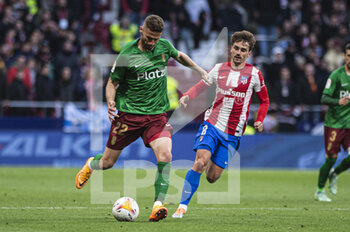2022-04-20 - 20.04.2022, Madrid, Spain. Domingos Duarte of Granada CF (L) is chased by Antoine Griezmann of Atletico de Madrid (R) during the LaLiga Santander match between Club Atletico de Madrid and Granada CF at Wanda Metropolitano on 20 April 2022 in Madrid, Spain. - CLUB ATLETICO DE MADRID VS GRANADA CF - SPANISH LA LIGA - SOCCER