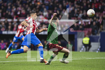 2022-04-20 - 20.04.2022, Madrid, Spain. Luis Suarez  of Atletico de Madrid (L) battles for the ball with Quini Marin of Granada CF (R) during the LaLiga Santander match between Club Atletico de Madrid and Granada CF at Wanda Metropolitano on 20 April 2022 in Madrid, Spain. - CLUB ATLETICO DE MADRID VS GRANADA CF - SPANISH LA LIGA - SOCCER
