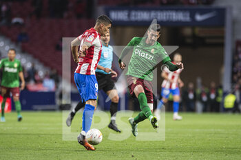 2022-04-20 - 20.04.2022, Madrid, Spain. Luis Suarez  of Atletico de Madrid (L) being defended by Sergio Escudero of Granada CF (R) during the LaLiga Santander match between Club Atletico de Madrid and Granada CF at Wanda Metropolitano on 20 April 2022 in Madrid, Spain. - CLUB ATLETICO DE MADRID VS GRANADA CF - SPANISH LA LIGA - SOCCER