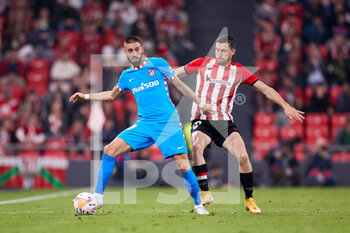 2022-04-30 - Yannick Carrasco of Atletico de Madrid competes for the ball with Oscar de Marcos of Athletic Club during the Spanish championship La Liga football match between Athletic Club and Atletico de Madrid on April 30, 2022 at San Mames stadium in Bilbao, Spain - ATHLETIC CLUB VS ATLETICO DE MADRID - SPANISH LA LIGA - SOCCER