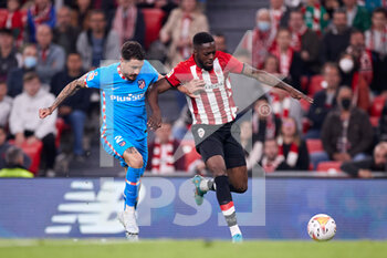 2022-04-30 - Inaki Williams of Athletic Club competes for the ball with Jose Maria Gimenez of Atletico de Madrid during the Spanish championship La Liga football match between Athletic Club and Atletico de Madrid on April 30, 2022 at San Mames stadium in Bilbao, Spain - ATHLETIC CLUB VS ATLETICO DE MADRID - SPANISH LA LIGA - SOCCER