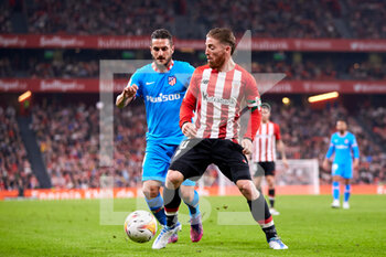 2022-04-30 - Iker Muniain of Athletic Club competes for the ball with Koke Resurreccion of Atletico de Madrid during the Spanish championship La Liga football match between Athletic Club and Atletico de Madrid on April 30, 2022 at San Mames stadium in Bilbao, Spain - ATHLETIC CLUB VS ATLETICO DE MADRID - SPANISH LA LIGA - SOCCER