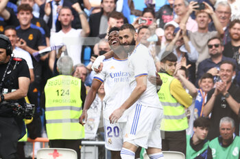 2022-04-30 - Karim Benzema of Real Madrid celebrates a goal with Vinicius Junior during the Spanish championship La Liga football match between Real Madrid and Espanyol on April 30, 2022 in Madrid, Spain - REAL MADRID VS ESPANYOL - SPANISH LA LIGA - SOCCER