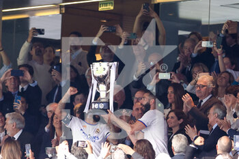 2022-04-30 - Marcelo Vieira Da Silva and Karim Benzema of Real Madrid receives the Spanish championship trophy after the Spanish championship La Liga football match between Real Madrid and Espanyol on April 30, 2022 in Madrid, Spain - REAL MADRID VS ESPANYOL - SPANISH LA LIGA - SOCCER