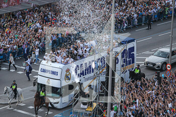 2022-04-30 - Real Madrid players arriving at Cibeles Square to celebrate the 35th League title, after the Spanish championship La Liga football match between Real Madrid and Espanyol on April 30, 2022 in Madrid, Spain - REAL MADRID VS ESPANYOL - SPANISH LA LIGA - SOCCER