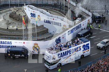 2022-04-30 - Real Madrid players arriving at Cibeles Square to celebrate the 35th League title, after the Spanish championship La Liga football match between Real Madrid and Espanyol on April 30, 2022 in Madrid, Spain - REAL MADRID VS ESPANYOL - SPANISH LA LIGA - SOCCER