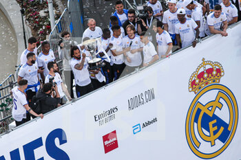 2022-04-30 - Real Madrid players celebrating at Cibeles Square the 35th League title, after the Spanish championship La Liga football match between Real Madrid and Espanyol on April 30, 2022 in Madrid, Spain - REAL MADRID VS ESPANYOL - SPANISH LA LIGA - SOCCER