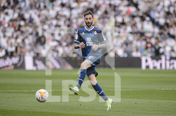2022-04-30 - 30.04.2022, Madrid, Spain. Didac Vila of RCD Espanyol looks to pass the ball during the LaLiga Santander match between Real Madrid and RCD Espanyol at Estadio Santiago Bernabeu on 30 April 2022 in Madrid, Spain. - REAL MADRID VS RCD ESPANYOL - SPANISH LA LIGA - SOCCER