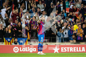 2022-05-01 - Memphis Depay of FC Barcelona celebrates his goal 1-0 during the Spanish championship La Liga football match between FC Barcelona and RCD Mallorca on May 1, 2022 at Camp Nou stadium in Barcelona, Spain - FC BARCELONA VS RCD MALLORCA - SPANISH LA LIGA - SOCCER