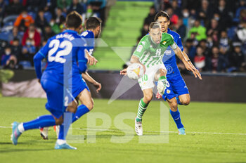 2022-05-02 - 30.04.2022, Madrid, Spain. Sergio Canales of Real Betis looks to pass the ball during the LaLiga Santander match between Getafe Cf and Real Betis at Estadio Coliseum Alfonso Perez on 2 May 2022 in Getafe, Spain. - GETAFE CF VS REAL BETIS - SPANISH LA LIGA - SOCCER