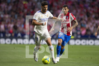 2022-05-08 - 30.04.2022, Madrid, Spain. Marco Asensio of Real Madrid CF (L) is chased by Angel Correa  of Atletico de Madrid (R) during the LaLiga Santander match between Atletico de Madrid and Real Madrid at Wanda Metropolitano on 8 May 2022 in Madrid, Spain. - ATLETICO DE MADRID VS REAL MADRID - SPANISH LA LIGA - SOCCER