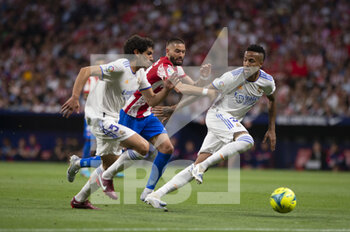 2022-05-08 - 30.04.2022, Madrid, Spain. Yannick Carrasco of Atletico de Madrid (C) battles for the ball with Eder Militao of Real Madrid CF (R) and Jesus Vallejo of Real Madrid CF (L) during the LaLiga Santander match between Atletico de Madrid and Real Madrid at Wanda Metropolitano on 8 May 2022 in Madrid, Spain. - ATLETICO DE MADRID VS REAL MADRID - SPANISH LA LIGA - SOCCER
