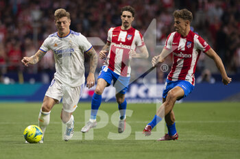 2022-05-08 - 30.04.2022, Madrid, Spain. Toni Kroos of Real Madrid CF (L) is chased by Marcos Llorente  of Atletico de Madrid (R) during the LaLiga Santander match between Atletico de Madrid and Real Madrid at Wanda Metropolitano on 8 May 2022 in Madrid, Spain. - ATLETICO DE MADRID VS REAL MADRID - SPANISH LA LIGA - SOCCER