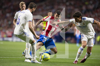 2022-05-08 - 30.04.2022, Madrid, Spain. Angel Correa  of Atletico de Madrid (C) battles for the ball with Jesus Vallejo of Real Madrid CF (R) and Nacho Fenandez of Real Madrid CF (L)during the LaLiga Santander match between Atletico de Madrid and Real Madrid at Wanda Metropolitano on 8 May 2022 in Madrid, Spain. - ATLETICO DE MADRID VS REAL MADRID - SPANISH LA LIGA - SOCCER