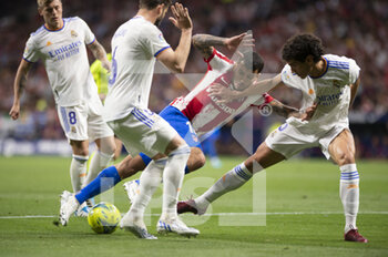 2022-05-08 - 30.04.2022, Madrid, Spain. Angel Correa  of Atletico de Madrid (C) battles for the ball with Jesus Vallejo of Real Madrid CF (R) and Nacho Fenandez of Real Madrid CF (L)during the LaLiga Santander match between Atletico de Madrid and Real Madrid at Wanda Metropolitano on 8 May 2022 in Madrid, Spain. - ATLETICO DE MADRID VS REAL MADRID - SPANISH LA LIGA - SOCCER