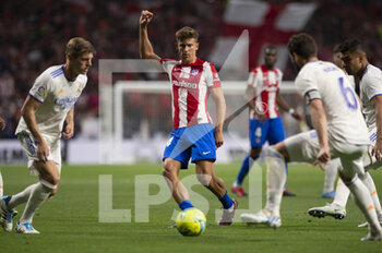 2022-05-08 - 30.04.2022, Madrid, Spain.  Marcos Llorente  of Atletico de Madrid looks to pass the ball  during the LaLiga Santander match between Atletico de Madrid and Real Madrid at Wanda Metropolitano on 8 May 2022 in Madrid, Spain. - ATLETICO DE MADRID VS REAL MADRID - SPANISH LA LIGA - SOCCER