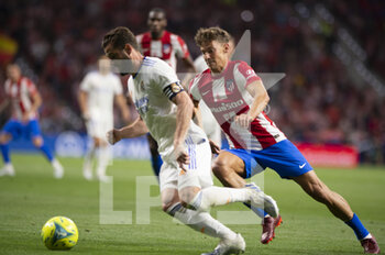 2022-05-08 - 30.04.2022, Madrid, Spain. Marcos Llorente  of Atletico de Madrid (R)  battles for the ball with Nacho Fenandez of Real Madrid CF (L) during the LaLiga Santander match between Atletico de Madrid and Real Madrid at Wanda Metropolitano on 8 May 2022 in Madrid, Spain. - ATLETICO DE MADRID VS REAL MADRID - SPANISH LA LIGA - SOCCER