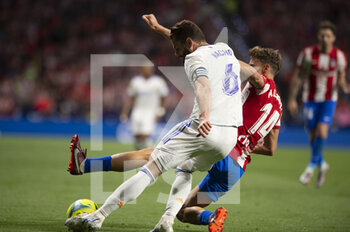 2022-05-08 - 30.04.2022, Madrid, Spain. Carlos Casemiro of Real Madrid CF (R) battles for the ball with Nacho Fenandez of Real Madrid CF (L) during the LaLiga Santander match between Atletico de Madrid and Real Madrid at Wanda Metropolitano on 8 May 2022 in Madrid, Spain. - ATLETICO DE MADRID VS REAL MADRID - SPANISH LA LIGA - SOCCER