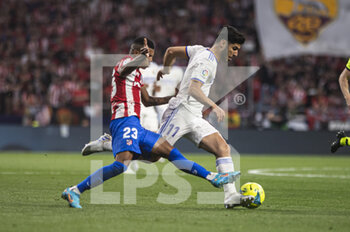 2022-05-08 - 30.04.2022, Madrid, Spain. Marco Asensio of Real Madrid CF (R) is chased by Reinildo Mandava of Atletico de Madrid (L) during the LaLiga Santander match between Atletico de Madrid and Real Madrid at Wanda Metropolitano on 8 May 2022 in Madrid, Spain. - ATLETICO DE MADRID VS REAL MADRID - SPANISH LA LIGA - SOCCER