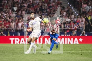 2022-05-08 - 30.04.2022, Madrid, Spain. Marco Asensio of Real Madrid CF (L) battles for the ball with Reinildo Mandava of Atletico de Madrid (R) during the LaLiga Santander match between Atletico de Madrid and Real Madrid at Wanda Metropolitano on 8 May 2022 in Madrid, Spain. - ATLETICO DE MADRID VS REAL MADRID - SPANISH LA LIGA - SOCCER