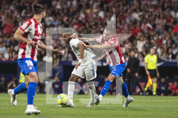 2022-05-08 - 30.04.2022, Madrid, Spain. Rodrygo Goes of Real Madrid CF (L) battles for the ball with Jose Maria Gimenez of Atletico de Madrid (R) during the LaLiga Santander match between Atletico de Madrid and Real Madrid at Wanda Metropolitano on 8 May 2022 in Madrid, Spain. - ATLETICO DE MADRID VS REAL MADRID - SPANISH LA LIGA - SOCCER