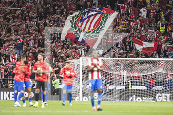 2022-05-08 - 30.04.2022, Madrid, Spain. Atletico de Madrid thanks supporters for standing during the LaLiga Santander match between Atletico de Madrid and Real Madrid at Wanda Metropolitano on 8 May 2022 in Madrid, Spain. - ATLETICO DE MADRID VS REAL MADRID - SPANISH LA LIGA - SOCCER