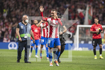 2022-05-08 - 30.04.2022, Madrid, Spain. Antoine Griezmann of Atletico de Madrid thanks supporters for standing during the LaLiga Santander match between Atletico de Madrid and Real Madrid at Wanda Metropolitano on 8 May 2022 in Madrid, Spain. - ATLETICO DE MADRID VS REAL MADRID - SPANISH LA LIGA - SOCCER
