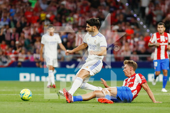 2022-05-08 - Marco Asensio of Real Madrid and Marcos Llorente of Atletico de Madrid during the Spanish championship La Liga football match between Atletico de Madrid and Real Madrid on May 8, 2022 in Madrid, Spain - ATLETICO DE MADRID VS REAL MADRID - SPANISH LA LIGA - SOCCER