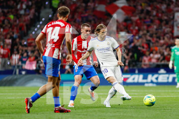2022-05-08 - Antoine Griezmann of Atletico de Madrid and Luka Modric of Real Madrid during the Spanish championship La Liga football match between Atletico de Madrid and Real Madrid on May 8, 2022 in Madrid, Spain - ATLETICO DE MADRID VS REAL MADRID - SPANISH LA LIGA - SOCCER