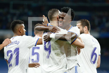 2022-05-12 - Karim Benzema of Real Madrid celebrates a goal with Vinicius Junior during the Spanish championship La Liga football match between Real Madrid and Levante UD on May 12, 2022 at Santiago Bernabeu stadium in Madrid, Spain - REAL MADRID VS LEVANTE UD - SPANISH LA LIGA - SOCCER