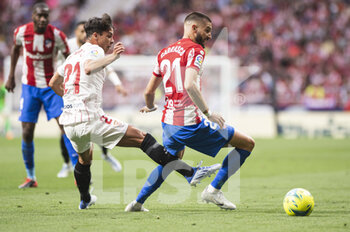 2022-05-15 - 15.05.2022, Madrid, Spain. Yannick Carrasco of Atletico de Madrid (R) battles for the ball with Oliver Torres of Sevilla Fc (L) during the LaLiga Santander match between Atletico de Madrid and Sevilla Fc at Wanda Metropolitano on 15 May 2022 in Madrid, Spain. - ATLETICO DE MADRID VS SEVILLA FC - SPANISH LA LIGA - SOCCER