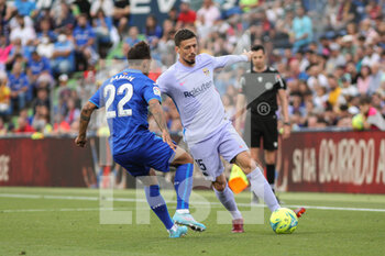 2022-05-15 - Damian Suarez of Getafe and Clement Lenglet of FC Barcelona during the Spanish championship La Liga football match between Getafe CF and FC Barcelona on May 15, 2022 in Getafe, Madrid, Spain - GETAFE CF VS FC BARCELONA - SPANISH LA LIGA - SOCCER