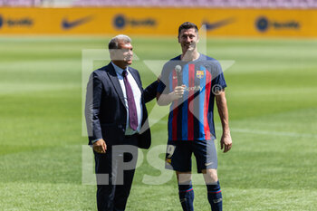 2022-08-05 - Presentation Robert Lewandowski, new player of FC Barcelona with Joan Laporta on August 5, 2022 at the Spotify Camp Nou Stadium in Barcelona, Spain - FOOTBALL - PRESENTATION ROBERT LEWANDOWSKI IN FC BARCELONA - SPANISH LA LIGA - SOCCER