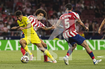 2022-08-21 - 21.08.2022, Madrid, Spain. Gerard Moreno of Villarreal CF (L) battles for the ball with Axel Witsel of Atletico de Madrid (R) during the LaLiga Santander match between Atletico de Madrid and Villarreal CF at Wanda Metropolitano on 22 August 2022 in Madrid, Spain. - LALIGA SANTANDER 2022/2023 - ATLETICO DE MADRID VS VILLARREAL CF - SPANISH LA LIGA - SOCCER
