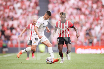 2022-08-21 - Carlos Soler of Valencia CF competes for the ball with Nico Williams of Athletic Club during the Spanish championship La Liga football match between Athletic Club and Valencia CF on August 21, 2022 at San Mames stadium in Bilbao, Spain - FOOTBALL - SPANISH CHAMP - ATHLETIC BILBAO V VALENCIA - SPANISH LA LIGA - SOCCER