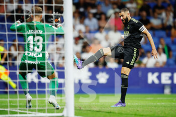 2022-08-28 - Karim Benzema of Real Madrid shoot for goal during the Spanish championship La Liga football match between RCD Espanyol and Real Madrid on August 28, 2022 at RCD Stadium in Cornella, Spain - FOOTBALL - SPANISH CHAMP - ESPANYOL V REAL MADRID - SPANISH LA LIGA - SOCCER