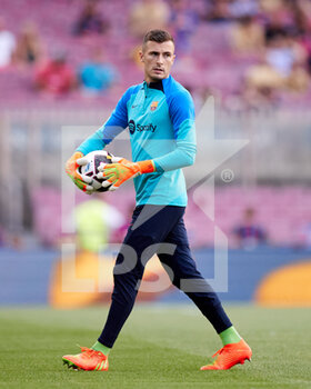 2022-08-28 - Inaki Pena of FC Barcelona warms up during the Spanish championship La Liga football match between FC Barcelona and Real Valladolid CF on August 28, 2022 at Spotify Camp Nou in Barcelona, Spain - FOOTBALL - SPANISH CHAMP - FC BARCELONA V REAL VALLADOLID - SPANISH LA LIGA - SOCCER