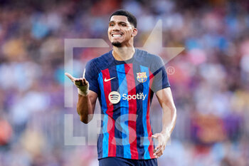 2022-08-28 - Ronald Araujo of FC Barcelona during the Spanish championship La Liga football match between FC Barcelona and Real Valladolid CF on August 28, 2022 at Spotify Camp Nou in Barcelona, Spain - FOOTBALL - SPANISH CHAMP - FC BARCELONA V REAL VALLADOLID - SPANISH LA LIGA - SOCCER