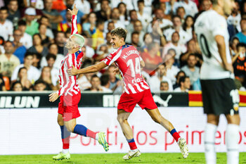 2022-08-29 - Antoine Griezmann of Atletico de Madrid celebrates his goal 0-1 with Marcos Llorente during the Spanish championship La Liga football match between Valencia CF and Atletico de Madrid on August 29, 2022 at the Mestalla Stadium in Valencia, Spain - FOOTBALL - SPANISH CHAMP - VALENCIA V ATLETICO MADRID - SPANISH LA LIGA - SOCCER