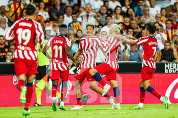 2022-08-29 - Antoine Griezmann of Atletico de Madrid celebrates his goal 0-1 with teammates during the Spanish championship La Liga football match between Valencia CF and Atletico de Madrid on August 29, 2022 at the Mestalla Stadium in Valencia, Spain - FOOTBALL - SPANISH CHAMP - VALENCIA V ATLETICO MADRID - SPANISH LA LIGA - SOCCER