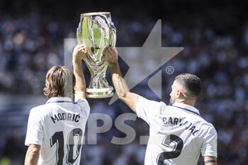 2022-09-03 - 03.09.2022, Madrid, Spain. Luka Modric of Real Madrid CF (L) and Daniel Carvajal of Real Madrid CF (R) thanks supporters for standing during the LaLiga Santander match between Real Madrid CF and Real Betis at Santiago Bernabeu on 3 September 2022 in Madrid, Spain. - LALIGA SANTANDER 2021/2023- REAL MADRID VS REAL BETIS - SPANISH LA LIGA - SOCCER