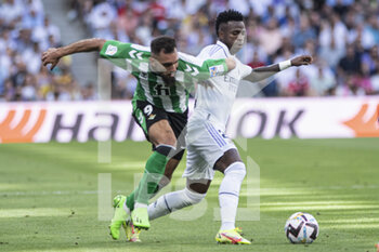 2022-09-03 - Vinicius Junior of Real Madrid CF (R) and Borja Iglesias of Real Betis (L) during the Spanish championship La Liga football match between Real Madrid and Real Betis on September 3, 2022 at Santiago Bernabeu stadium in Madrid, Spain - FOOTBALL - SPANISH CHAMP - REAL MADRID V REAL BETIS - SPANISH LA LIGA - SOCCER
