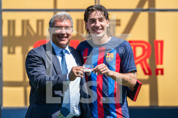 2022-09-06 - Hector Bellerin poses with Joan Laporta for photo during his presentation as a new player of FC Barcelona at Ciutat Esportiva Joan Gamper on september, 06, 2022, in Barcelona, Spain. Photo Marc Graupera Aloma / SpainDPPI/ DPPI - FOOTBALL - PRESENTATION BELLERIN AND MARCOS ALONSO  IN FC BARCELONA - SPANISH LA LIGA - SOCCER