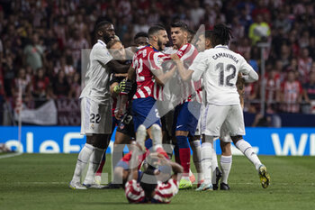 2022-09-18 - 18.09.2022, Madrid, Spain. Atletico de Madrid battles for the ball with Real Madrid CF during the LaLiga Santander match between Atletico de Madrid and Real Madrid CF at Civitas Metropolitano on 18 September 2022 in Madrid, Spain. - LALIGA SANTANDER 2022/2023 - ATLETICO DE MADRID VS REAL MADRID CF - SPANISH LA LIGA - SOCCER